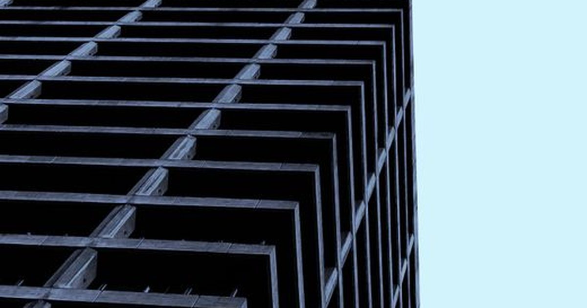 Fachada de un edificio de oficinas moderno en tonos oscuros, vista en ángulo