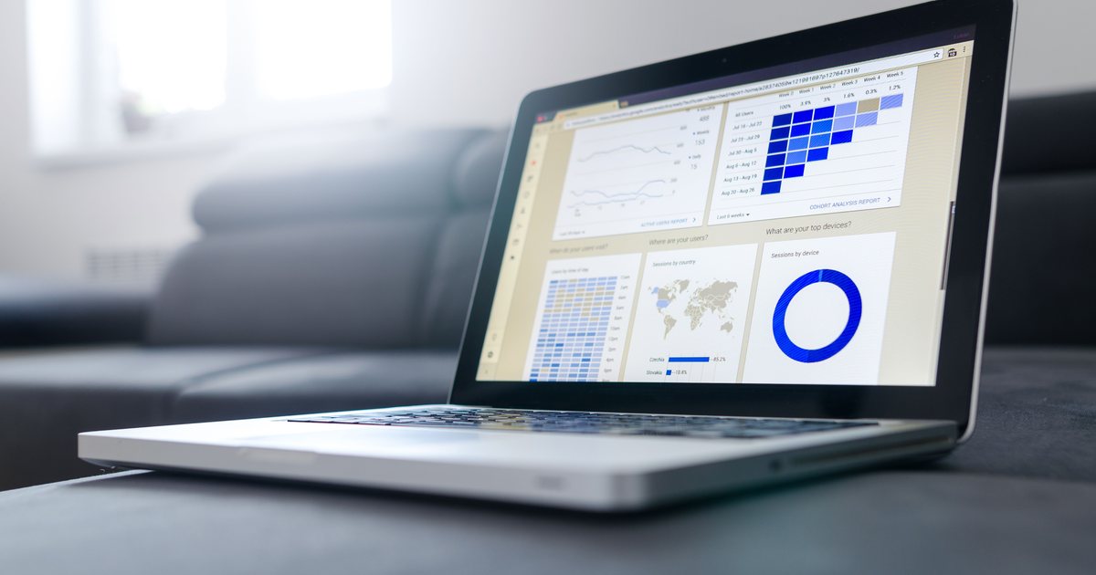 Portátil mostrando un panel de gráficos y estadísticas de analítica de datos
