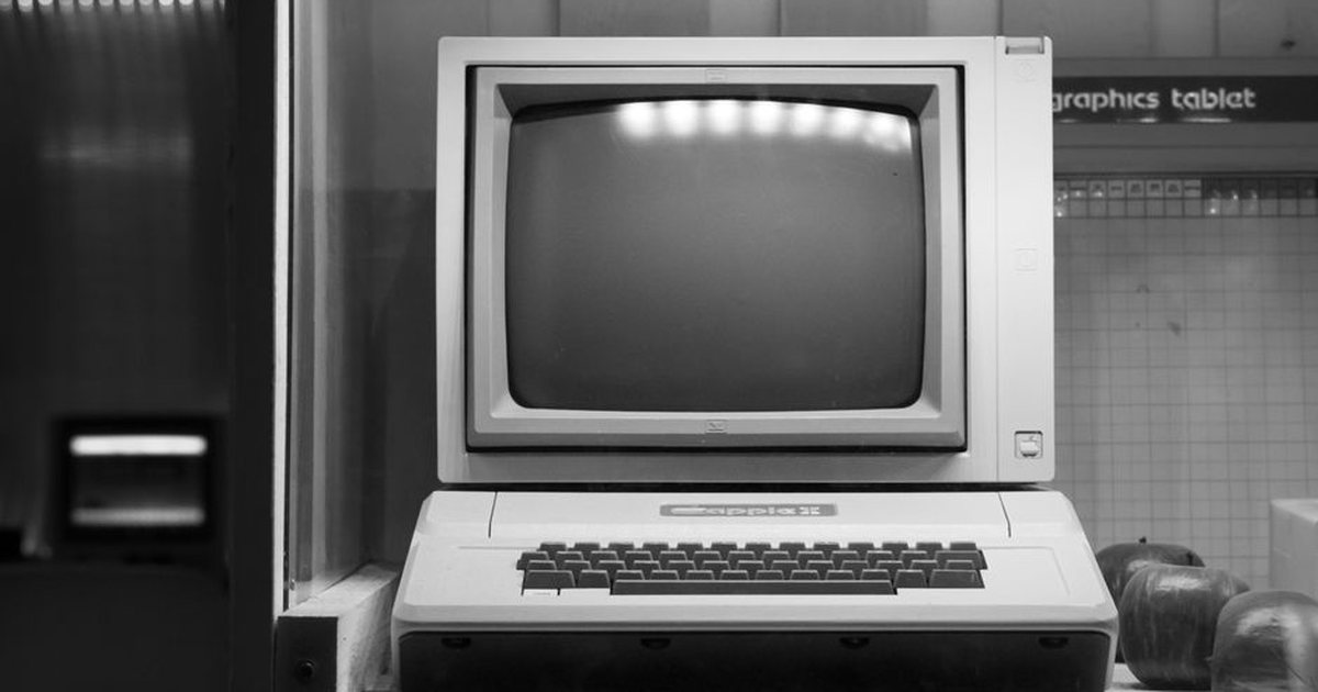 Monitor de ordenador retro en tonos ámbar sobre un escritorio