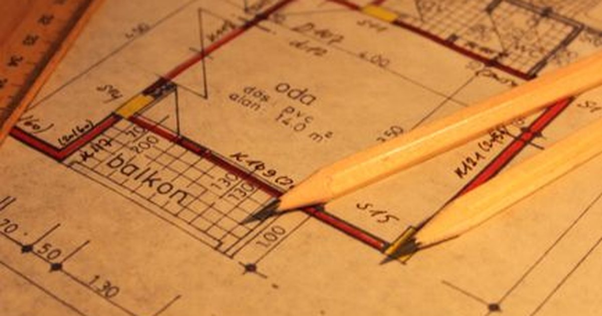 Plano arquitectónico dibujado a mano con una regla y un lápiz