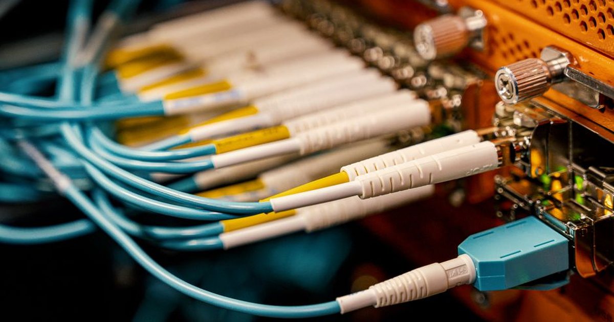 Primer plano de cables de red y un conmutador conectados