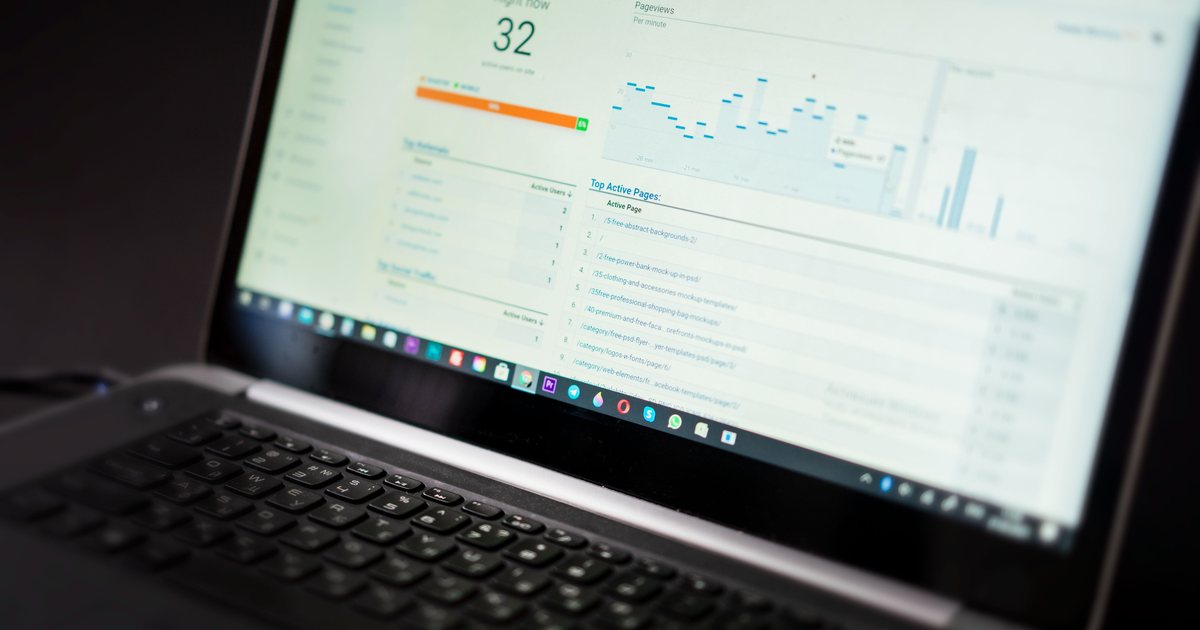 Portátil mostrando un panel de métricas con gráficos de seguimiento