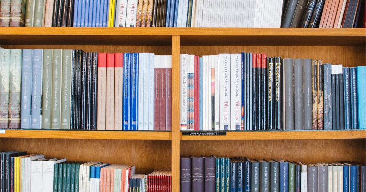Estantería de colores llena de libros en una biblioteca moderna