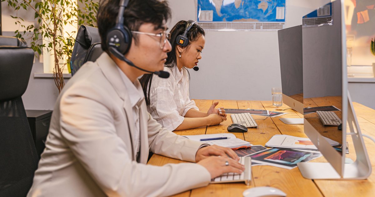 Dos operadoras con auriculares atendiendo llamadas en una oficina