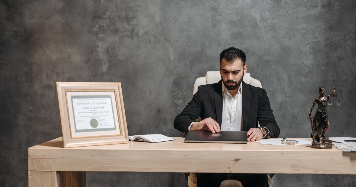 Profesional trabajando con un portátil en un despacho