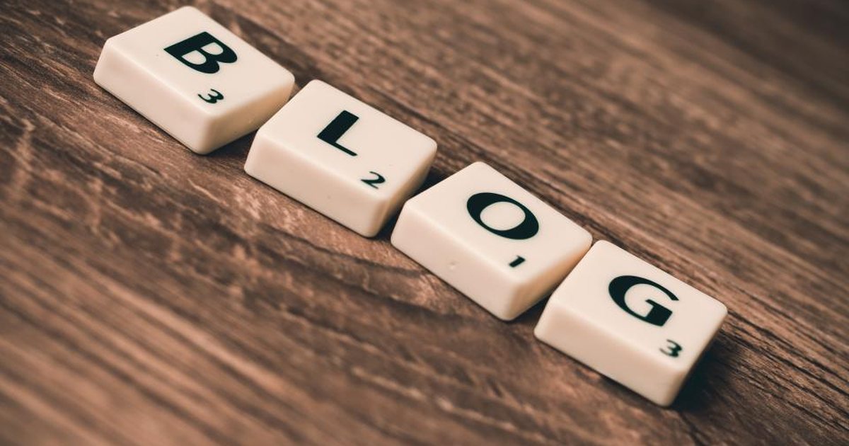 Fichas de madera formando la palabra BLOG sobre una mesa