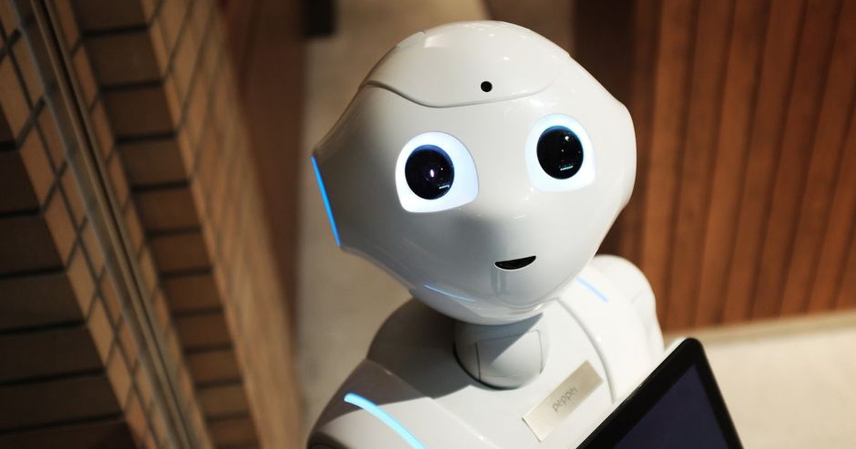 Primer plano de la cabeza de un robot blanco