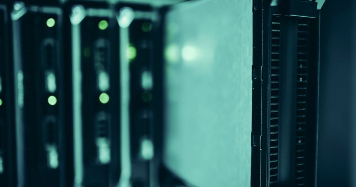 Primer plano de un servidor en rack con luces LED azules y verdes