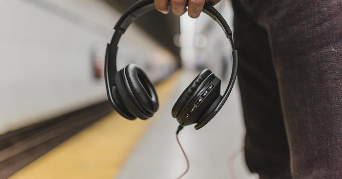 Persona con auriculares de diadema en un entorno informal de oficina