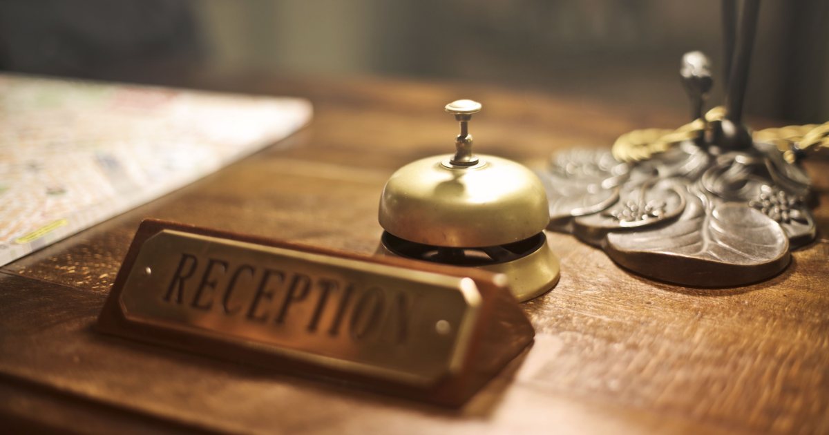 Timbre de recepción sobre el mostrador de un hotel