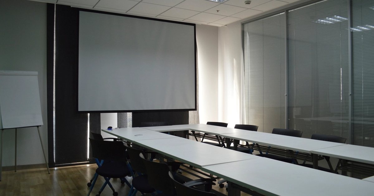 Sala de reuniones moderna y vacía con paredes de cristal