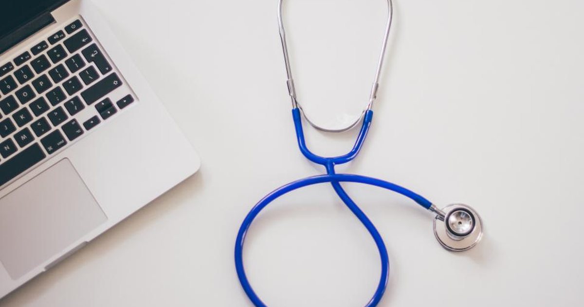 Estetoscopio médico apoyado sobre una mesa de trabajo