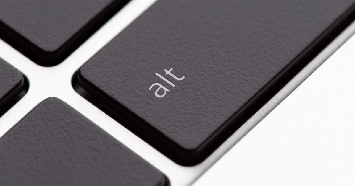 Primer plano de la tecla alt en un teclado oscuro