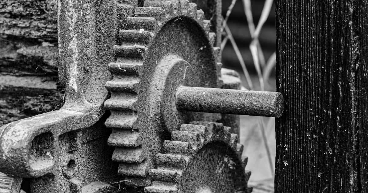 Engranajes metálicos engranados, en blanco y negro