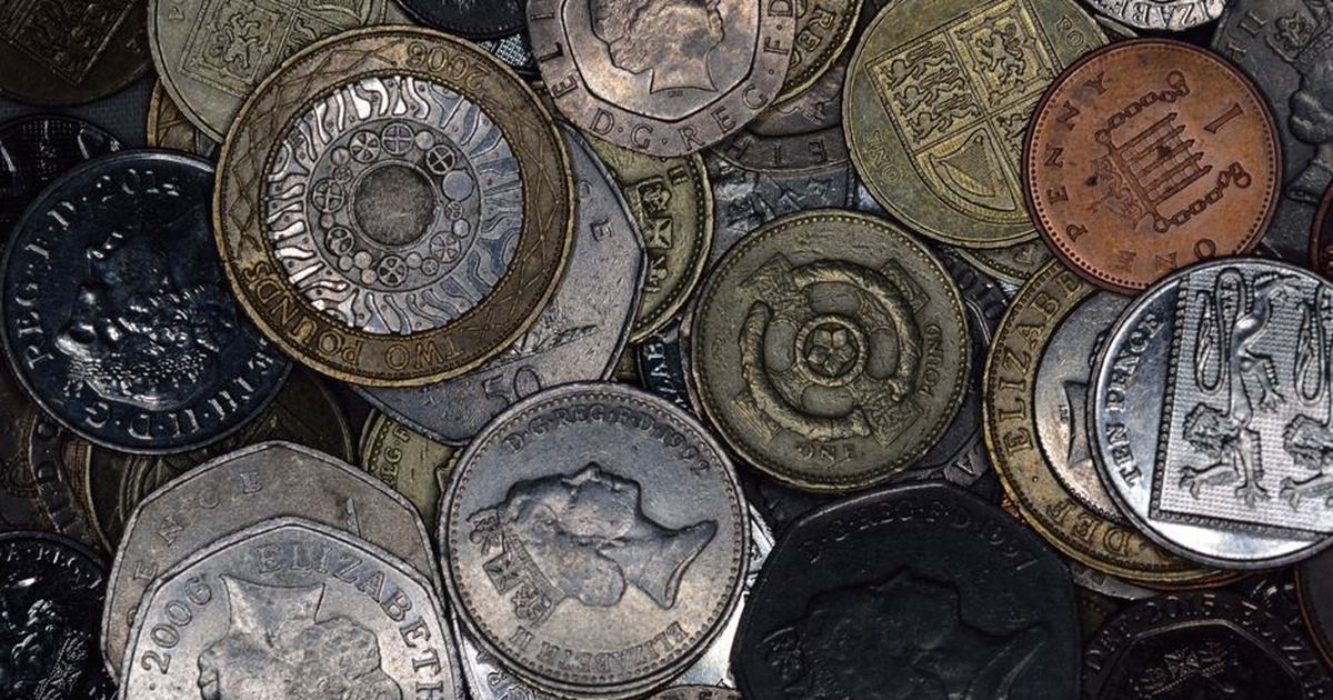 Montón de monedas antiguas de distintos países y metales