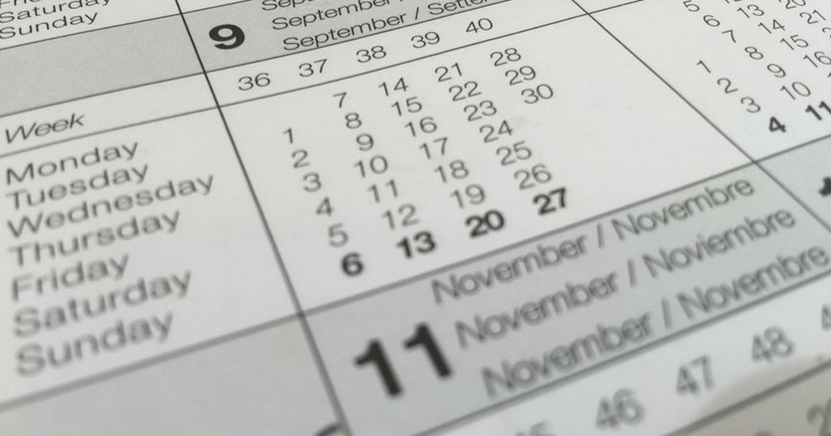 Calendario de pared con los días de la semana y fechas marcadas