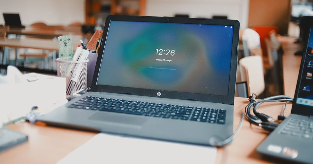 Pantalla de un portátil con una interfaz circular multicolor abstracta