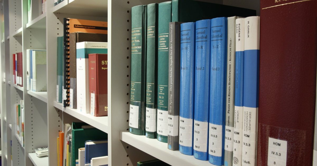 Estantería con archivadores y carpetas ordenadas