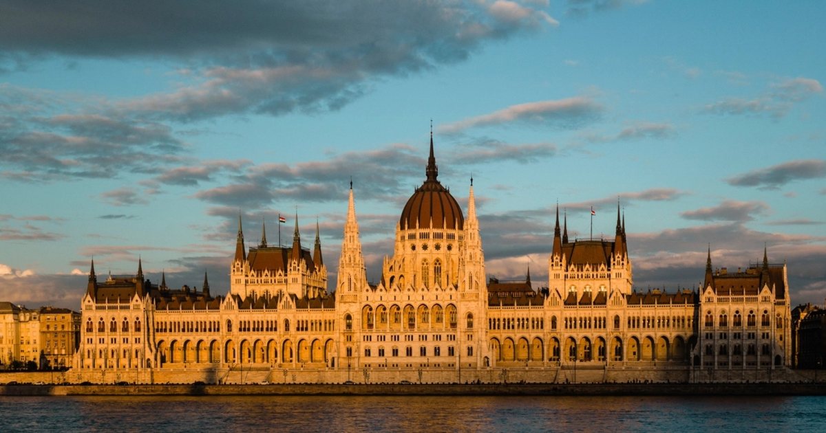 Edificio del Parlamento húngaro iluminado al anochecer