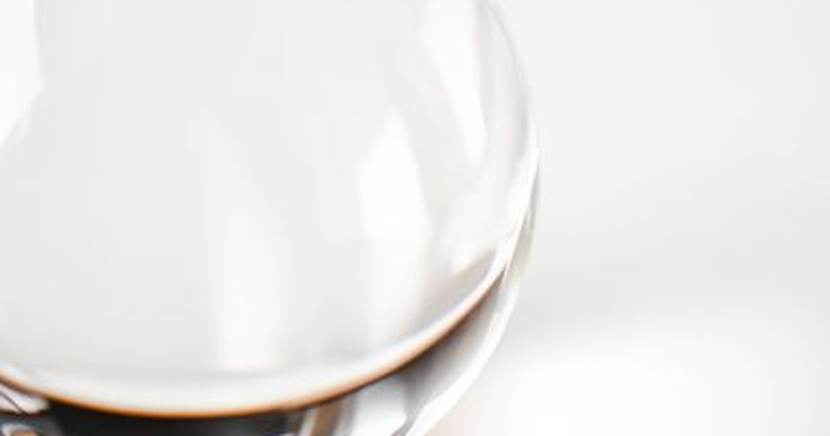Esfera de cristal transparente sobre un fondo blanco